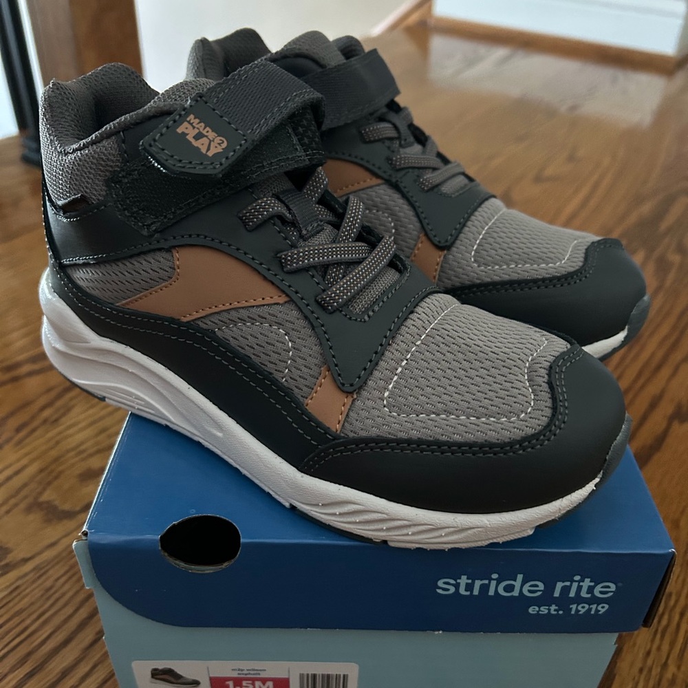 Stride Rite Wilson shoes size 1.5M